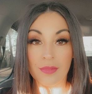 Meet your Posher, Monique